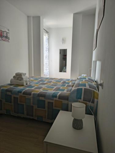 a bedroom with a bed and a table in it at Casa indipendente Roque Vista al mar con parking gratuito in Vallecrosia