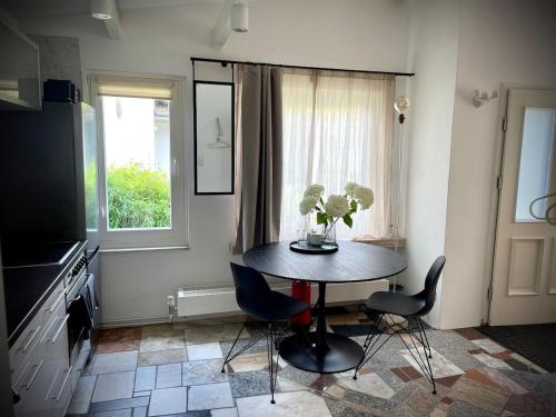 Una cocina con mesa y sillas y una ventana. en Tiny house with charm, en Bremen