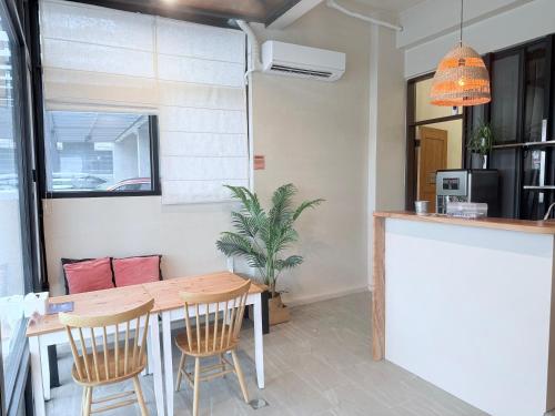 ein Esszimmer mit Tisch und Stühlen in der Unterkunft Xiaomu Inn in Taitung