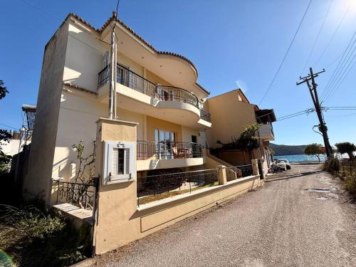 een huis aan de kant van een weg bij Trizonia View Beach House - Glyfada Village by MPS in Glyfada Fokidas