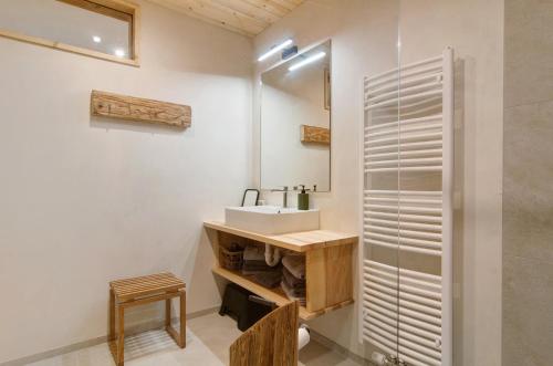a bathroom with a sink and a mirror at Pension Ferienwohnung Baarblick in Donaueschingen