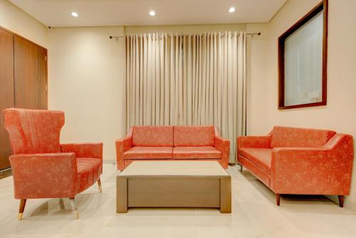 Ruang duduk di Collection O Ovel Hotel Grand