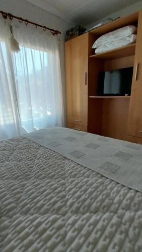 a bedroom with a large bed with a window at Arena de Mar depto A in Mar de las Pampas