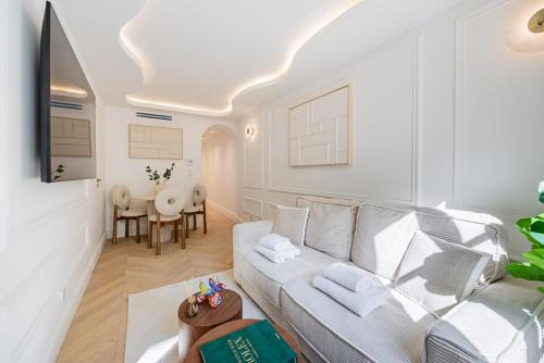7#Newsuite#4 people#Saint Germain#Notre-Dame