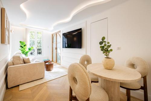 7#Newsuite#4 people#Saint Germain#Notre-Dame