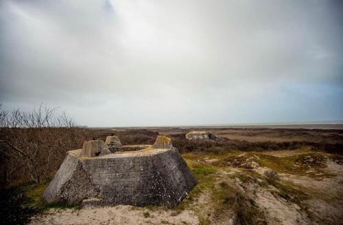 an old stone sink in the middle of a field at Le Brighton in Cayeux-sur-Mer