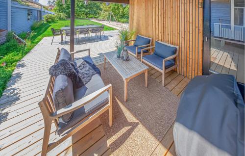 un patio avec deux chaises et une table sur une terrasse dans l'établissement Awesome Home In Bindslev With Sauna, à Bindslev