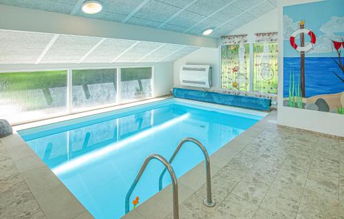 - une grande piscine dans une chambre dotée d'une grande fenêtre dans l'établissement Awesome Home In Bindslev With Sauna, à Bindslev