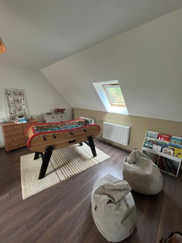 a childs room with a table in a room at Cocon familial moderne et au calme à 1h30 de Paris 