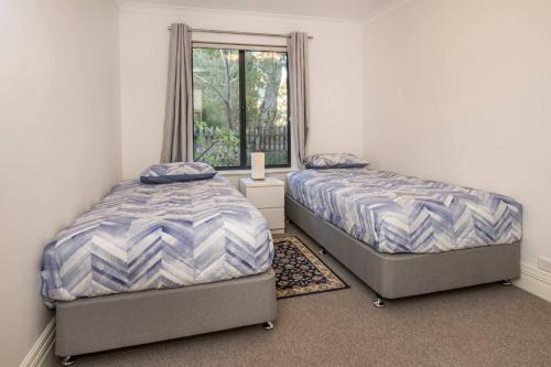 Postel nebo postele na pokoji v ubytování Acorn Delight - Tranquil Retreat by the Golf Course