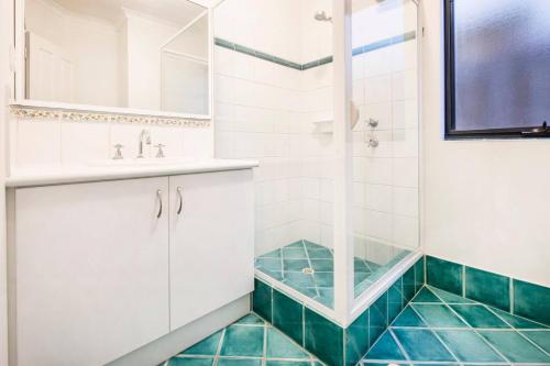 Koupelna v ubytování Acorn Delight - Tranquil Retreat by the Golf Course