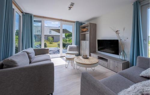 カンペルラントにある3 Bedroom Amazing Home In Kamperlandのソファとテレビのあるリビングルーム