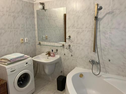 Bilik mandi di Apartments Nirvana Srima 10 metres from Beach