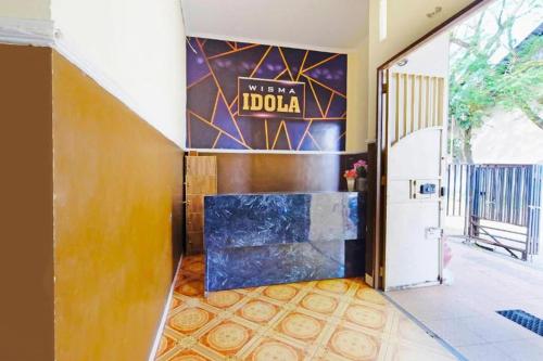 a lobby with a welcome to india sign on the wall at Guest House Idola in Palopo