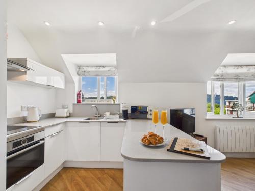 Cuisine ou kitchenette dans l'établissement 2-Bed Central Apartment-Sleeps 4 & Private Parking