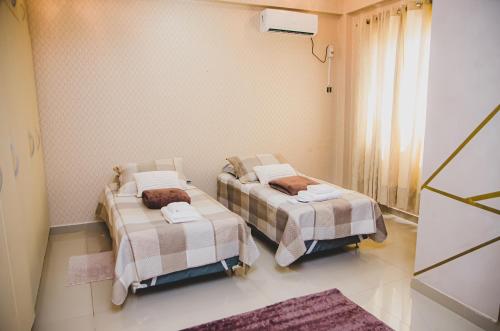 Postel nebo postele na pokoji v ubytování Casa completa com 3 suites, wi-fi e smart lock