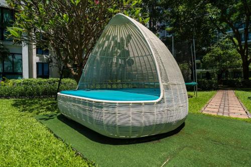 a pod shaped like a egg sitting on the grass at New 1 Bdr Royal Lee Nayang beach in Ban Bo Han