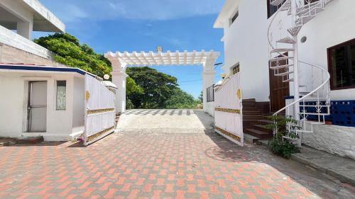 an archway in the middle of a building at Hotel auroville grand in Covelong