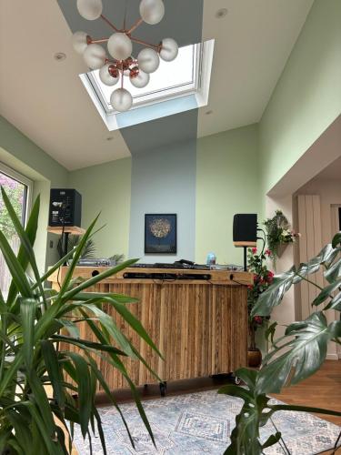 Televisyen dan/atau pusat hiburan di Fab 2 double bed detached house