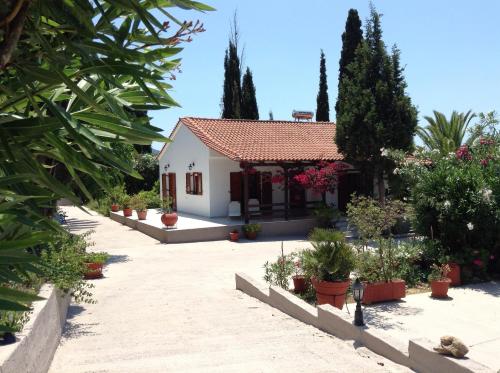 Сад в Bungalow Gialova