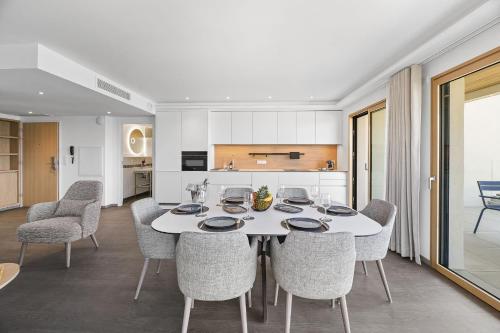 Η κουζίνα ή μικρή κουζίνα στο Novaya Suites