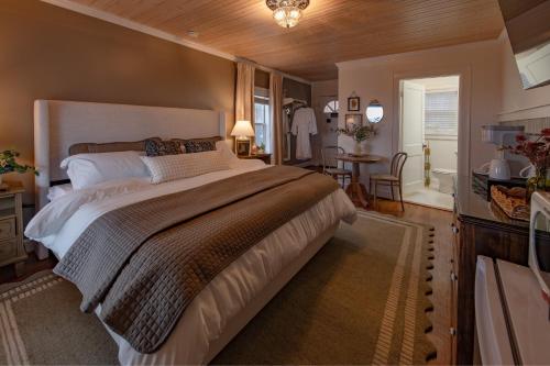 Ένα ή περισσότερα κρεβάτια σε δωμάτιο στο Historic Riverview Inn Eight