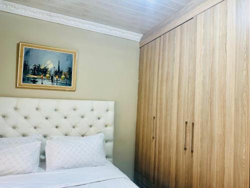 Una cama o camas en una habitación de Terry's Cozy Gem
