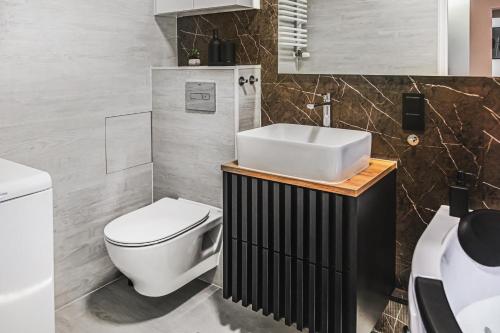 Koupelna v ubytování Komfortowy Apartament Jacuzzi & Balkon & 2 sypialnie