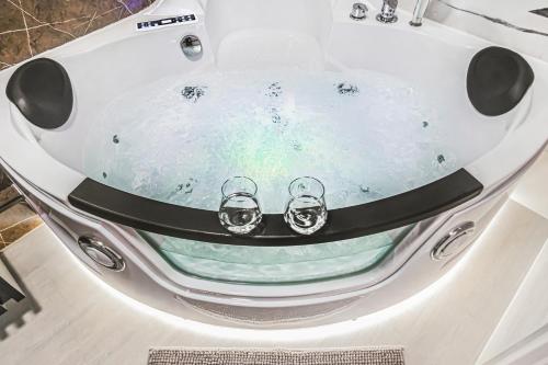 Fotografie z fotogalerie ubytování Komfortowy Apartament Jacuzzi & Balkon & 2 sypialnie ve Vratislavi