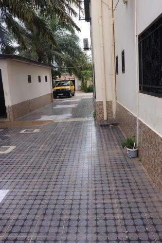 a cobblestone street in front of a building at Londoninnn in Bijilo