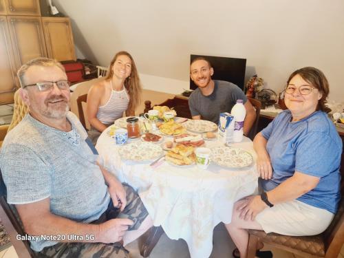 a group of people sitting around a table eating food at Seoski dom 