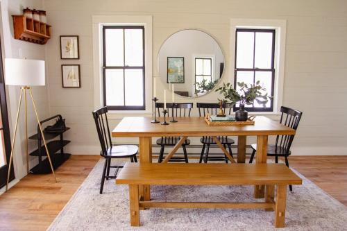 Φωτογραφία από το άλμπουμ του Fire Pit, Private & Stylish Birdsong Schoolhouse σε Barryville
