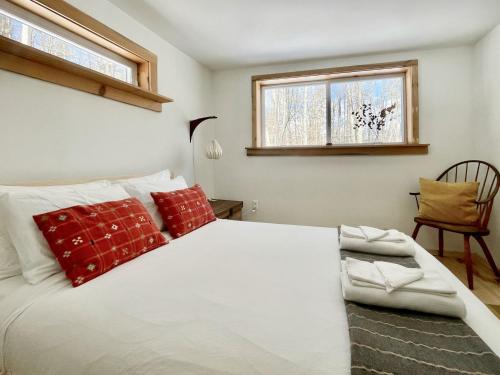 Ένα ή περισσότερα κρεβάτια σε δωμάτιο στο The Fireside Nook Narrowsburg Cabin