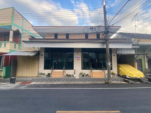een gebouw met een gele bekleding aan de voorkant bij Farwa home in Kampong Rusamileh