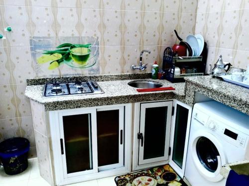 una cocina con fregadero y lavadora en Bab chaouen, en Chefchaouen