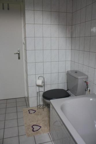 une salle de bain avec toilettes et baignoire dans l'établissement Gite Le coeur des Ribeaupierres, à Ribeauvillé