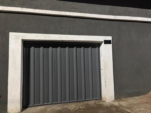 a metal door in the side of a building at Casa do sossego in Juazeiro do Norte
