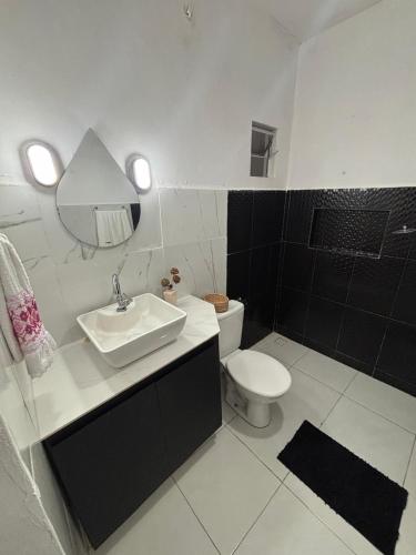 a bathroom with a sink and a toilet at Casa do sossego in Juazeiro do Norte