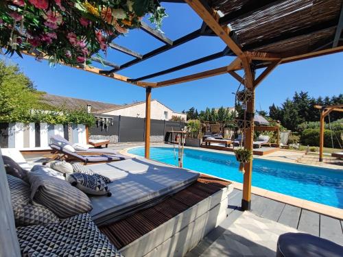 loft, clim, jardin, piscine, calme, parc expo, في موجيو: فناء فيه سرير ومسبح