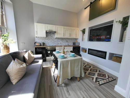 コークにあるTop Location - Newly Refurbed 2BD Sleeps 6 W Loftのソファとテーブルのあるリビングルーム