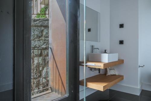 a bathroom with a sink and a mirror at Granxa D Outeiro in Ribadavia
