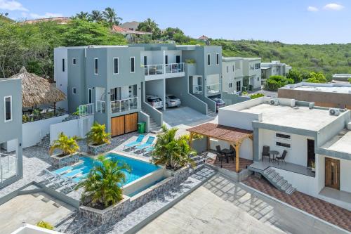 an aerial view of a house with a swimming pool at Casa paz y calidez - Papaya Hill Resort in Grote Berg