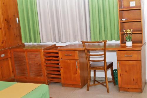 a room with a desk and a chair and a desk at 3 Bed Room Villa near Colombo in Kiribathgoda