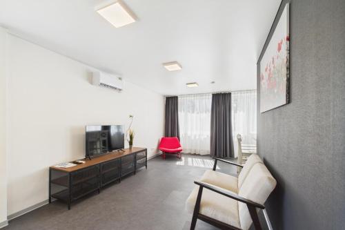 Modern Apartment in Aizkraukleにあるテレビまたはエンターテインメントセンター