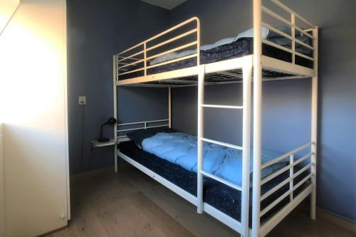 Un dormitorio con dos literas en una habitación. en Wijk de Brabander 97, en Cadzand