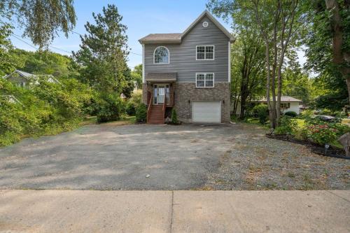 Photo de la galerie de l'établissement Bright & Cozy Cottage in the Heart of Dartmouth, à Halifax