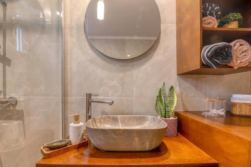 a bathroom with a bowl sink and a mirror at Anamniseis Giorgio Falasarna in Plátanos
