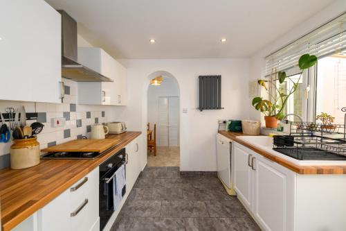 Kuchyň nebo kuchyňský kout v ubytování Bright 3Bed Home Near Dingle Road Station and Penarth Pier