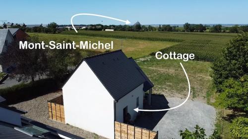 an aerial view of a small white house with a cottage at Le Cottage in Beauvoir