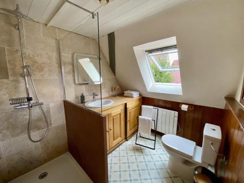 ein Badezimmer mit Waschbecken, Toilette und Dusche in der Unterkunft Gîte Gambrinus in Beblenheim